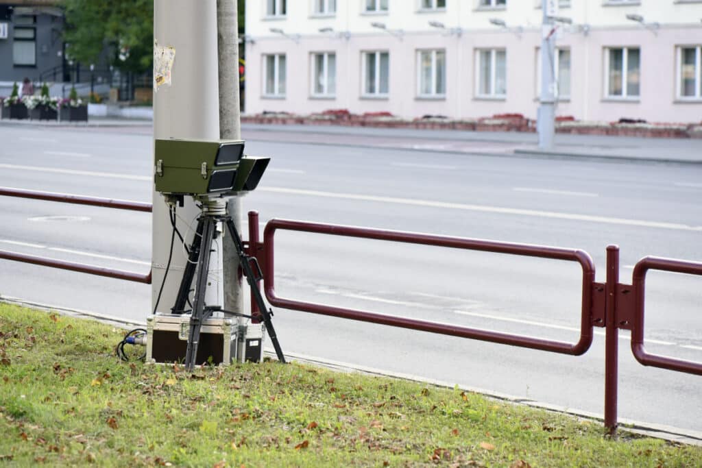 Wurde jemand mit dem Motorrad geblitzt, erleichtert ein mobiler Blitzer die Suche nach dem Fahrer.