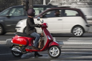 Besitzer der Führerscheinklasse AM dürfen mit dem Motorroller fahren.