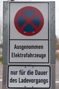 Das Parken kann für Elektrofahrzeuge nur beim Laden erlaubt sein.