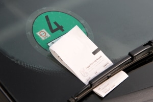 Für das Parken ohne Parkscheibe droht ein Bußgeld zwischen 20 und 40 Euro.