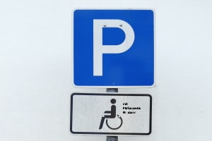 Wer erhält einen personalisierten Parkplatz für behinderte Menschen?