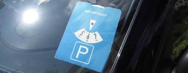 Wie stelle ich eine Parkscheibe richtig ein?