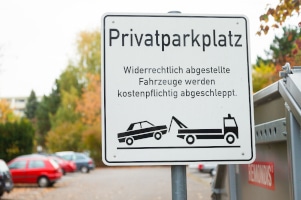 Auf einem Privatparkplatz die Parkscheibe vergessen: Eine Strafe wegen Vertragsbruchs ist möglich.