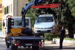 Fahrzeuge, die einen Privatparkplatz zuparken, dürfen abgeschleppt werden.