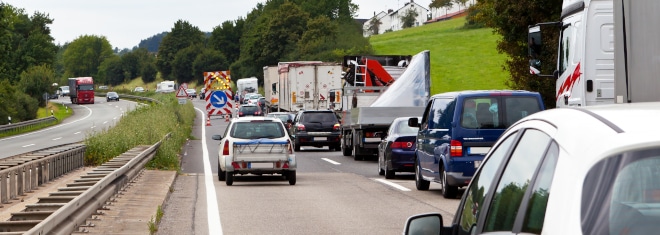 Das Reißverschlussverfahren stellt sicher, dass der Verkehr ungehindert weiterfließen kann, wenn eine Spur nicht mehr befahrbar ist.