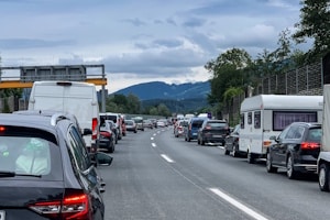 Wie bilde ich eine Rettungsgasse bei 2 Spuren?