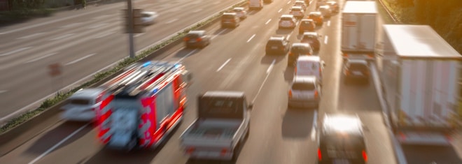 Die Rettungsgasse auf der Autobahn muss bereits bei Schrittgeschwindigkeit gebildet werden.