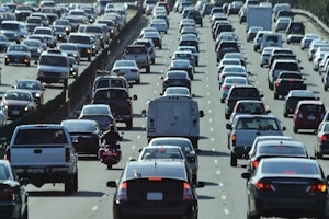 Sie wurden beim Rettungsgasse befahren erwischt? Als Strafe droht u. a. ein Fahrverbot.