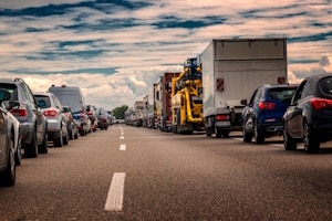 Bei einer Rettungsgasse muss der Standstreifen für Pannenfahrzeuge frei bleiben.