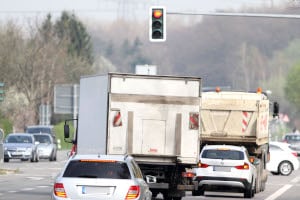 Ein Rotlichtverstoß mit dem Lkw wird genauso streng geahndet, wie ein solcher mit einem Pkw.