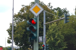 Die Sanktionen fallen relativ hoch aus, wenn Sie eine rote Ampel übersehen haben.