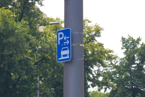 Dieses Schild gestattet das Parken auf dem Gehweg. 