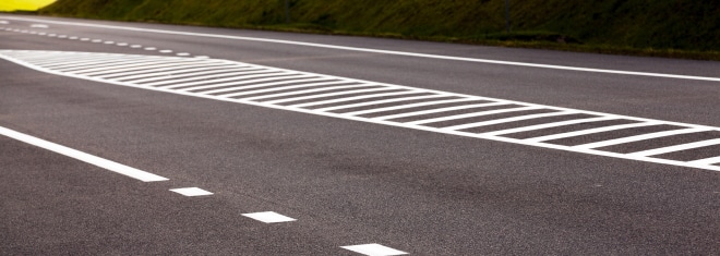 Welche Verkehrsregeln gelten bei einer Sperrfläche?