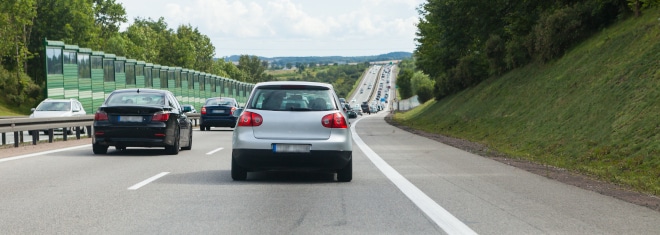 Bei einem Spurwechsel auf der Autobahn sollten Sie besonders aufmerksam sein.