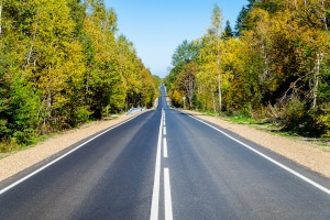 An einer Straßenkuppe sollten Sie ein besonderes Maß an Vorsicht walten lassen.