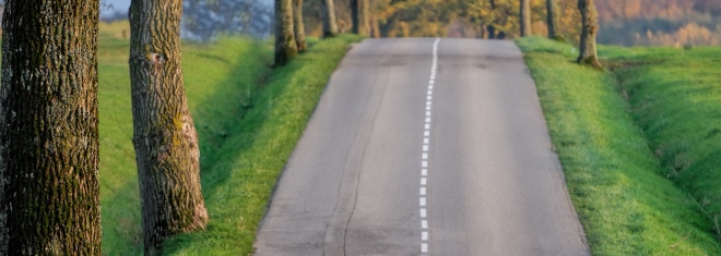 Welche Regeln sind an einer Straßenkuppe zu befolgen?