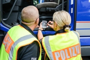 Den Tachograph auslesen kann unter anderem auch die Polizei.