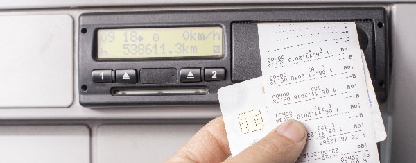 Tachograph: Ob digital oder analog, bei gewerblichen Fahrten ist er in LKW in der Regel Pflicht.