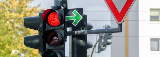 Es gelten spezielle Verkehrsregeln, wenn ein grüner Pfeil an der Ampel angebracht ist.