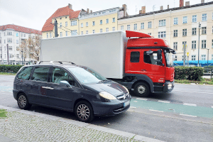 Beachten Sie die entsprechenden Verkehrsregeln, ist das Halten in zweiter Reihe erlaubt.