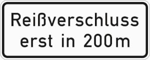 Mitunter kann dieses Verkehrszeichen auf das Reißverschlussverfahren hinweisen.