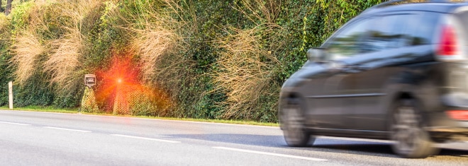 Versteckte Blitzer erwischen besonders viele Temposünder.