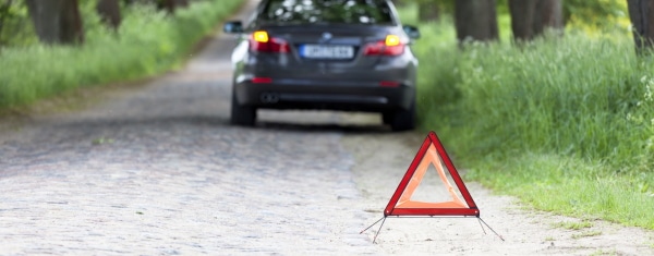 Warndreieck aufstellen auf Autobahn, Landstraße und innerorts: Welche Distanz ist zu wählen?