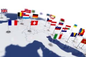 Warnwestenpflicht in Österreich, Frankreich und Tschechien: Dort gilt sowohl eine Mitführ- als auch eine Tragepflicht.