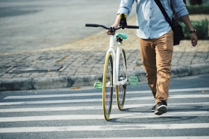 Um Vorrang zu haben, müssen Sie das Fahrrad über den Zebrastreifen schieben.