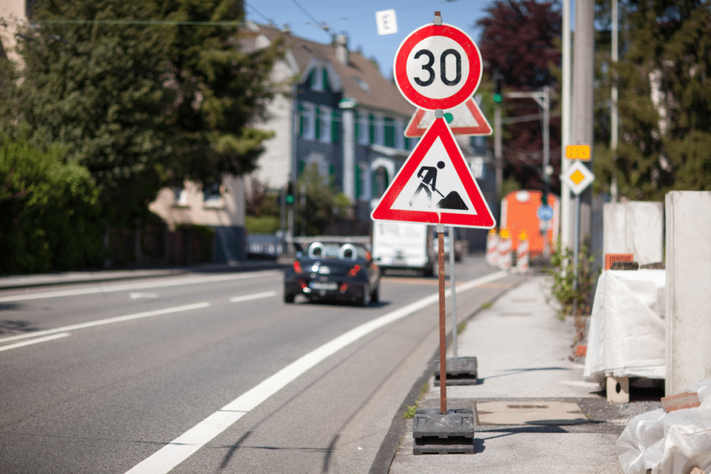 Wer zu schnell in einer Baustelle fährt, wird vielleicht geblitzt.